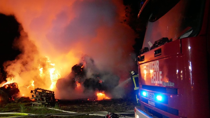 FW Celle: 200 Rundballen brennen in Garßen - Strohmiete in Vollbrand!