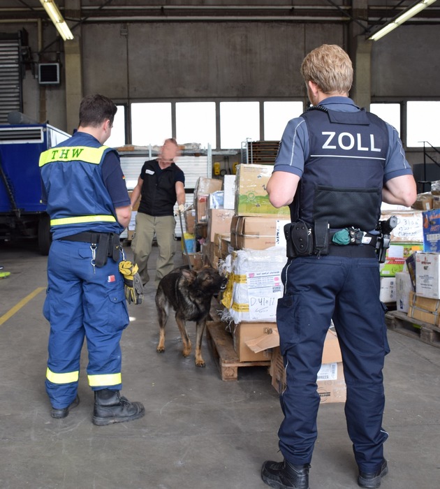 ZOLL-E: Zollhund &quot;Finch&quot; verhindert Opiumschmuggel /Zollfahndung Essen stellt fast 30 kg Opium und knapp 10.000 Euro si-cher / 1 Person in Haft