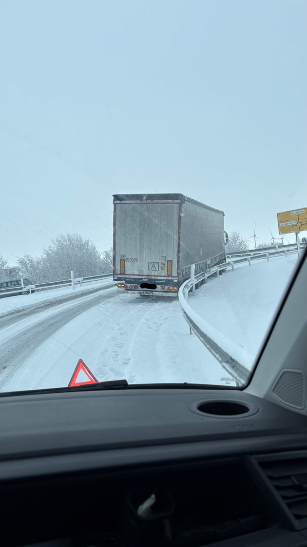 POL-ROW: Winterchaos auf der A 1: Polizei nimmt 38 Verkehrsunf&auml;lle auf