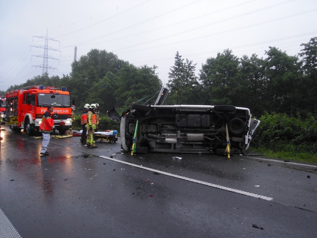 FW-BOT: Bottrop; Verkehrsunfall auf A31 3 Verletzte, 1 Person eingeschlossen, aus Fahrzeug befreit