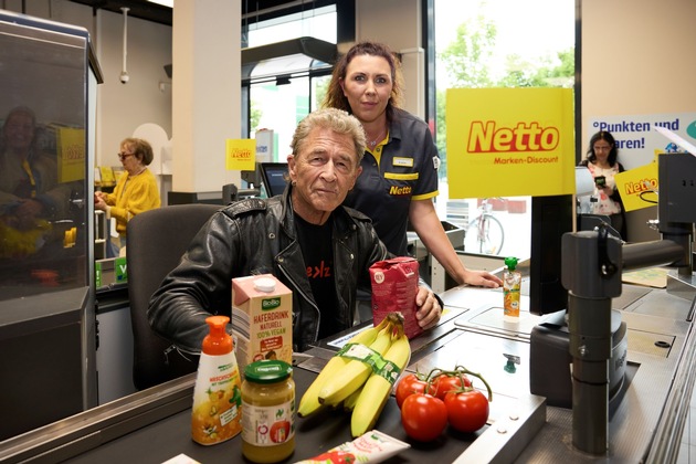 Peter Maffay engagiert sich ehrenamtlich an Netto-Kasse in München