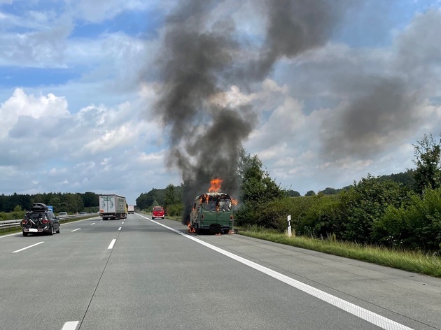 POL-ROW: ++Wohnmobilbrand auf der A1: Autobahn zeitweise voll gesperrt++(Fotos)