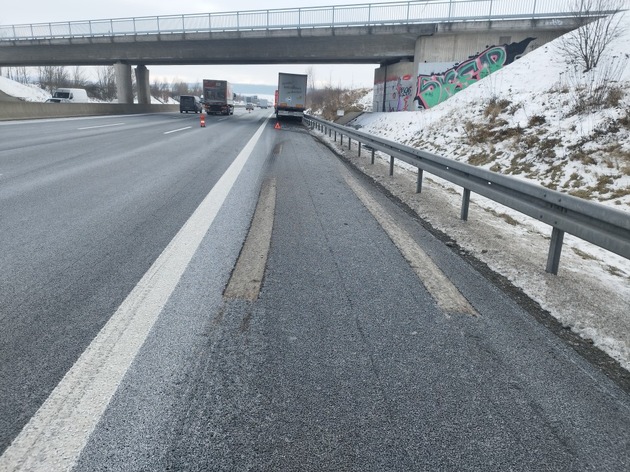 POL-HI: Sattelauflieger l&ouml;st sich von der Zugmaschine - Gl&uuml;ck im Ungl&uuml;ck!