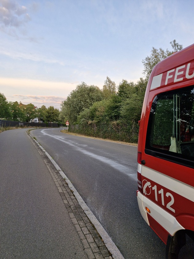 FW Reichenau: PKW verliert auf dem gesamten Gemeindegebiet Betriebsstoffe, Reichenau, 26.06.2025