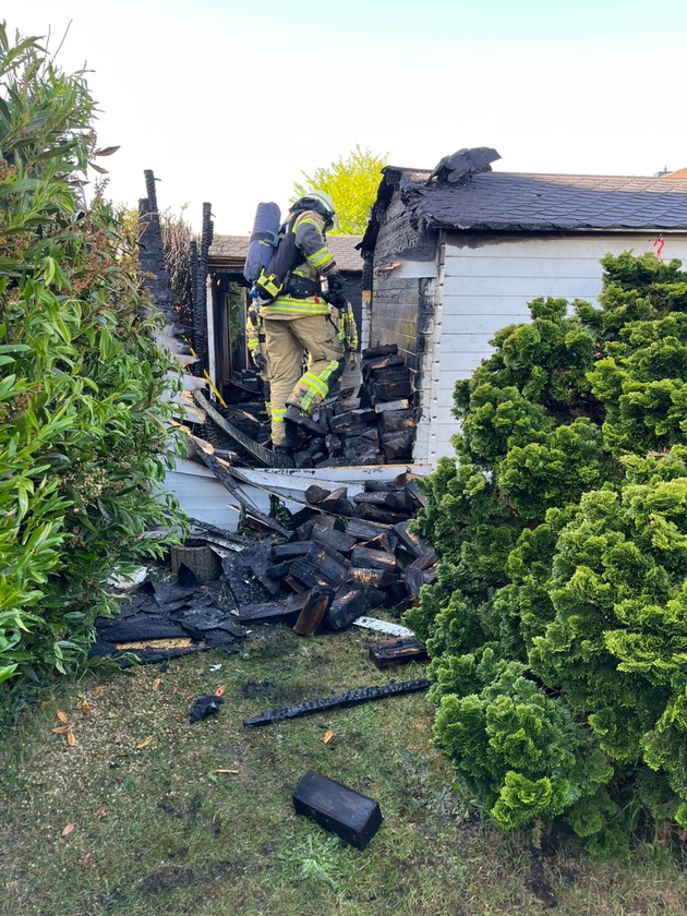 FW Bremerhaven: Heckenbrand breitet sich auf Gartenhäuser aus