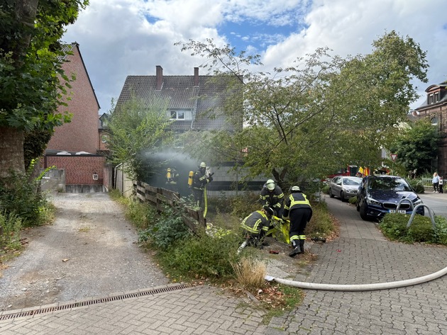 FW-WRN: Garagenbrand alarmiert die Feuerwehr