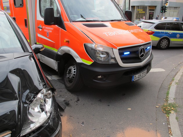 FW-D: Rettungswagen kollidiert auf Einsatzfahrt mit Pkw - Drei Verletzte vor Ort versorgt - Fahrzeuge nicht fahrbereit