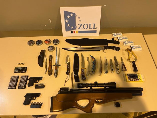 HZA-R: Zoll deckt illegales Waffenarsenal auf - Schwer bewaffneter Fahrer auf der A 3 festgenommen