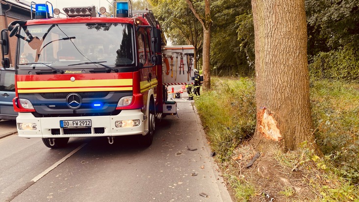 FW-DO: PKW touchiert Baum und bleibt auf der Seite liegen - Fahrerin im Fahrzeug eingeschlossen