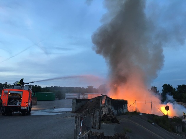 FW-CW: Auf dem Simmozheimer Recyclinghof brannte Restmüll