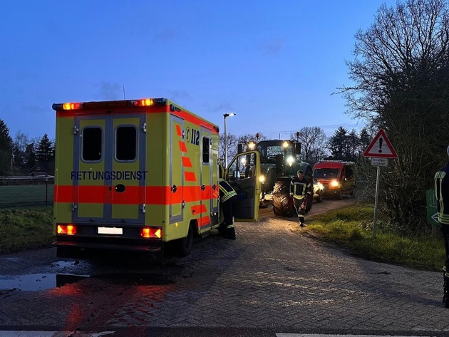 FW-AUR: Feststeckenden Notarztwagen befreit