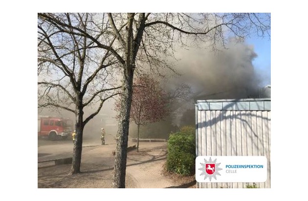 POL-CE: Klein Hehlen - Dach der Grundschule fängt Feuer
