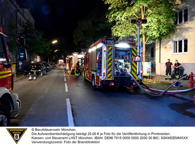 FW-M: Dachstuhlbrand im Mehrfamilienhaus (Bogenhausen)