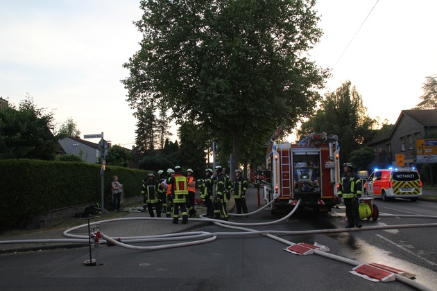 FW Mettmann: Dachstuhlbrand in einem Einfamilienhaus