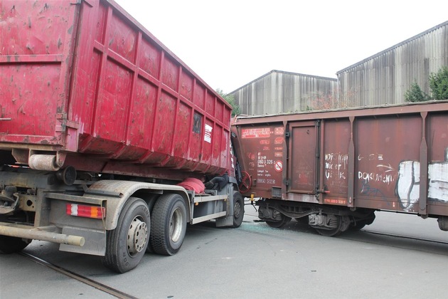 POL-PDMT: Verkehrsunfall zwischen LKW und Güterzug