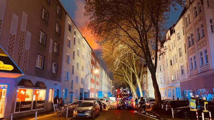 FW-DO: Feuer in Dortmunder Nordstadt - Flammen schlugen aus dem Dach