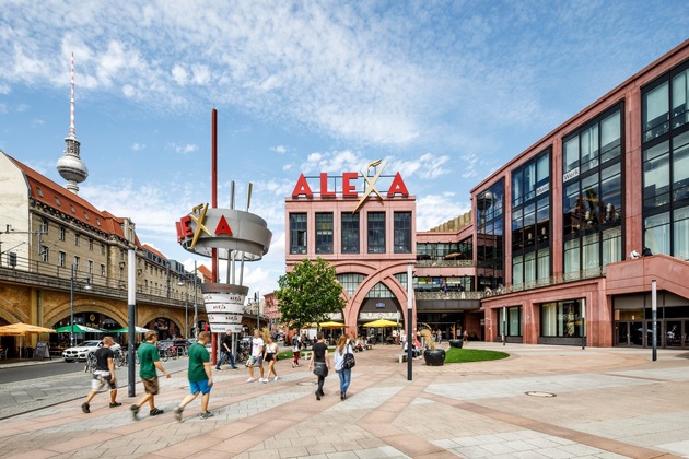 ALEXA Shoppingcenter empf&auml;ngt mit modernem Eingangsbereich und neuen Gutscheinen