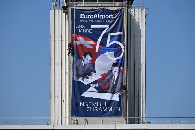 Nouvelle affiche géante sur la Tour de Contrôle de l’EuroAirport : 75ème anniversaire de la Convention franco-suisse