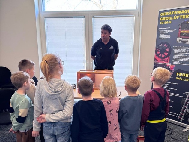 FW-AUR: Neugieriger Besuch bei der Feuerwehr