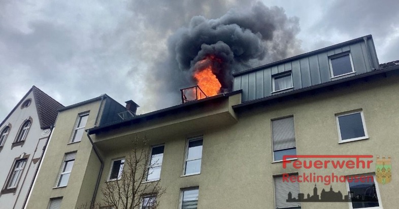 FW-RE: Dachstuhlbrand in Recklinghausen-K&ouml;nig Ludwig