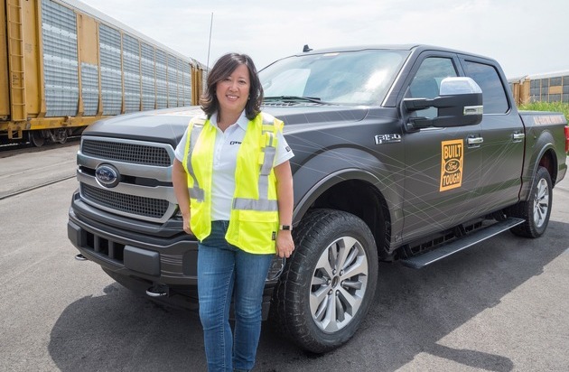 Ford-Werke GmbH: Video: Batterie-elektrischer Ford F-150 zieht 10 Eisenbahn-Waggons mit einem Gesamtgewicht von 450 Tonnen