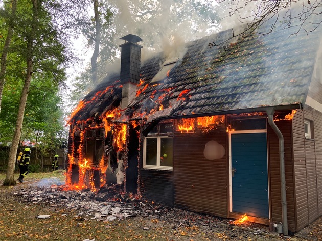 FW-ROW: Wohnhaus brennt nieder - Neue Container des Wechselladers im Einsatz