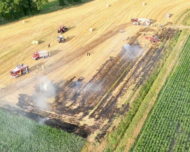 FW-OLL: Strohballenpresse löst Flächenbrand aus - Großaufgebot der Feuerwehr in Hude