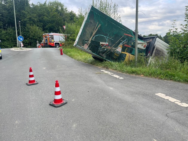 FW-EN: Transporter kippt auf die Seite - Feuerwehr Wetter (Ruhr) am Mittwochabend im Einsatz