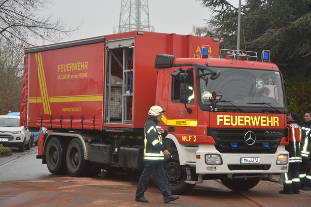 FW-MH: Undichter LKW Tank sorgt für stundenlangen Einsatz der Feuerwehr Mülheim