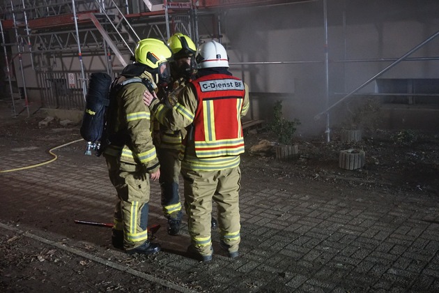 FW Ratingen: Kellerbrand in Ratingen-West - Feuerwehr im Einsatz (Bildmaterial)