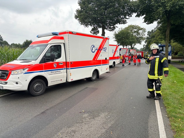 FW-ROW: Verkehrsunfall: Fahrzeug überschlägt sich - Sieben Verletzte Personen