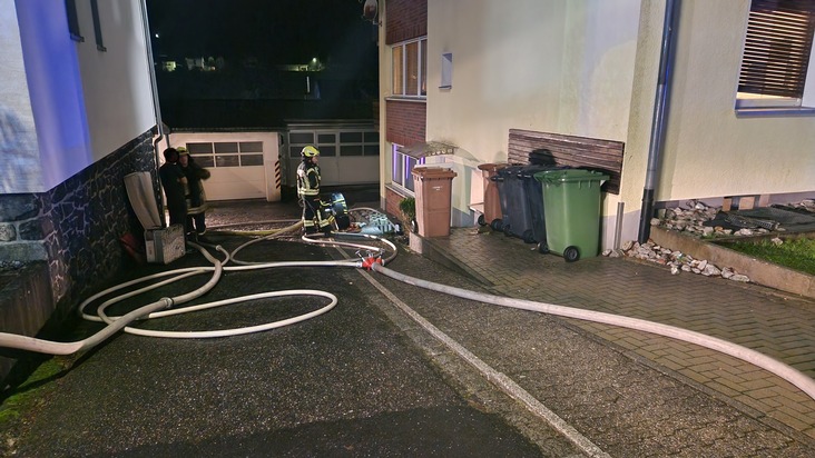 FW VG Westerburg: Feuer in Kellerraum - Elf Personen können Mehrfamilienhaus unverletzt verlassen