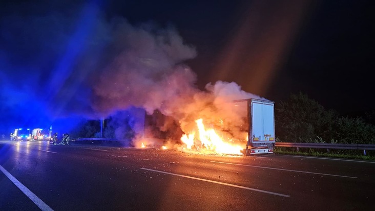 FW Helmstedt: Lkw Auflieger brennt auf Autobahn