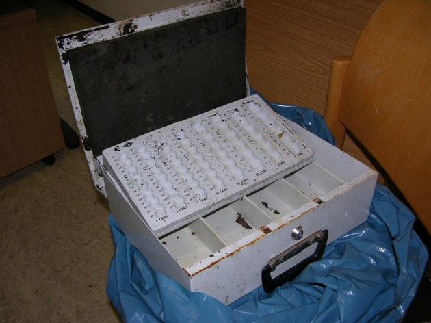 POL-GOE: (863/2006) Im Gebüsch gefunden - Geldkassette gibt Duderstädter Polizei Rätsel auf