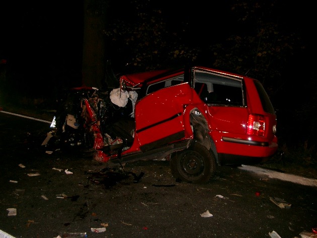 POL-NI: Toedlicher Verkehrsunfall auf der B6 / Diebstaehle aus PKW