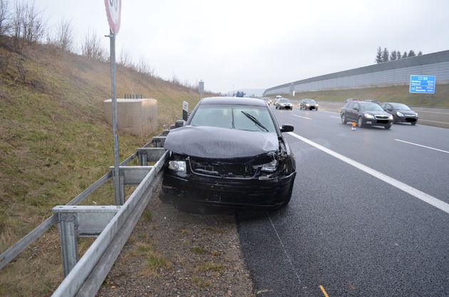 POL-HI: Sekundenschlaf auf BAB 7 - Verkehrsunfall mit leicht verletzter Person und 10km Rückstau