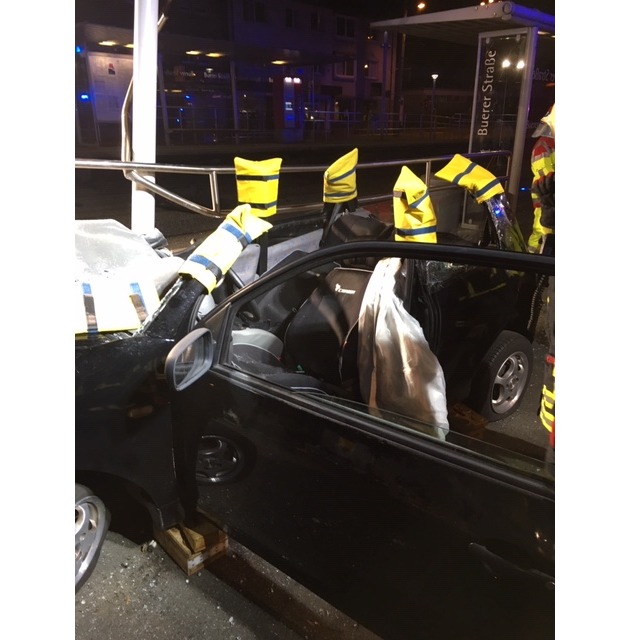 FW-GE: Auto verunfallt in Straßenbahnhaltestelle