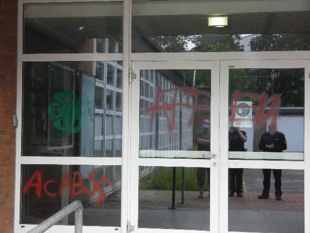 POL-CE: Celle - Hakenkreuze und Parolen an Schulgebäude gesprüht