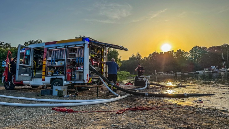 FW Kreis Soest: Zweite Folgemeldung zum Waldbrand in Möhnesee: Brand unter Kontrolle - Löscharbeiten dauern an