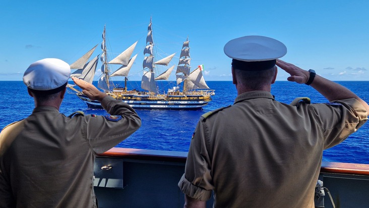 Medikamentenlieferung in See: Deutscher Marineverband hilft italienischem Segelschulschiff im Pazifik