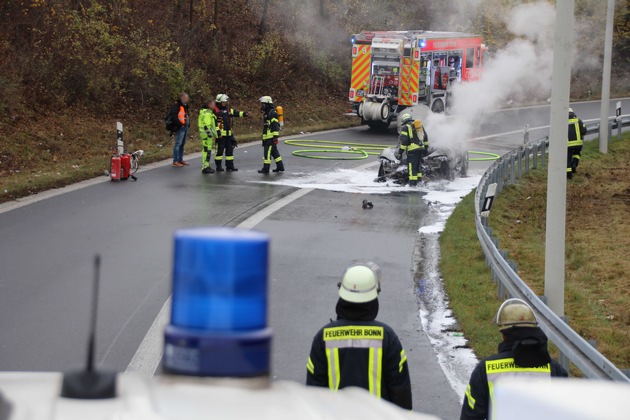 FW-BN: Sportwagen wird Raub der Flammen - Fahrer und Hund bleiben unverletzt