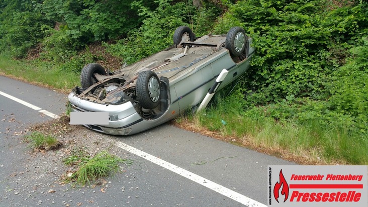 FW-PL: OT-Pasel. PKW überschlägt sich auf B 236 nach Alleinunfall. 1 Verletzte.