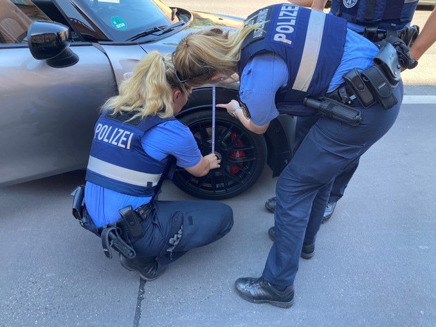POL-PPMZ: Mainz - Verkehrskontrollen - 117 kontrollierte Fahrzeuge, 35-mal Erlöschen Betriebserlaubnis, Waffen und BTM sichergestellt - Weiterfahrt untersagt
