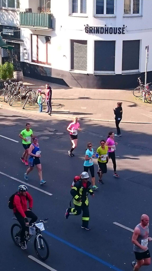 FW-D: Feuerwehrmann läuft Marathon in kompletter Schutzausrüstung