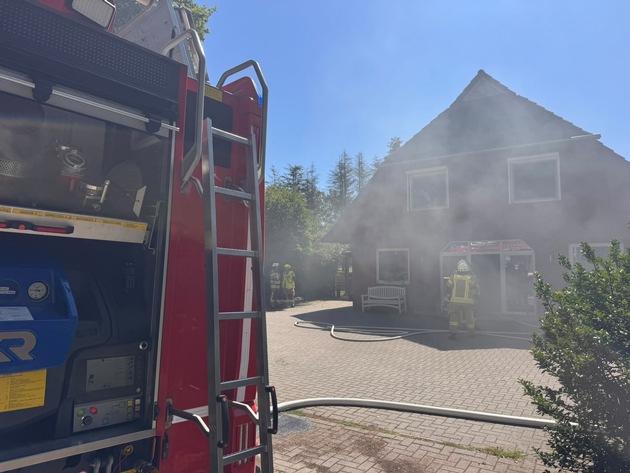 FW-OLL: Küchenbrand in Achternholt - Frau mit Verdacht auf Rauchgasvergiftung im Krankenhaus