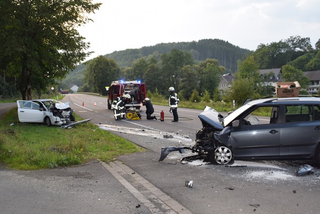 FW-OE: Schwerer Verkehrsunfall in Attendorn-Listerscheid
