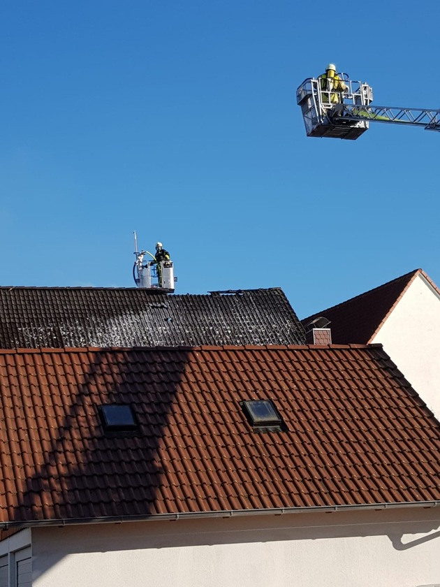 FW Lügde: Dachstuhlbrand beschäftigt Feuerwehr Lügde