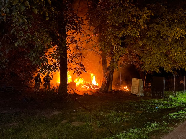 FW Weinheim: Gartenhütte im Gewann Hammelsbrunnen niedergebrannt - Weinheimer Feuerwehr verhindert weitere Ausbreitung
