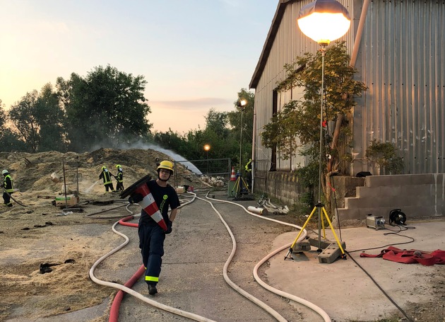 THW-HH MV SH: THW-Räumgruppen unterstützen Lösch- und Räumarbeiten der Feuerwehren beim Brand eines Tierstreulagers in Dorf Mecklenburg (Kreis Nordwestmecklenburg)