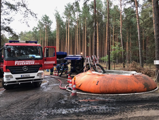 : Waldbrand Lieberoser Heide: THW überbrückt mit Rohrsystem eine 2,5 Kilometer lange Waldstrecke zur stabilen Löschwasserversorgung der Feuerwehr